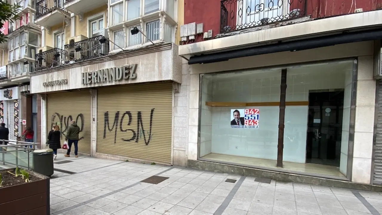 Vista de varios comercios cerrados en el centro de Santander. / ALERTA