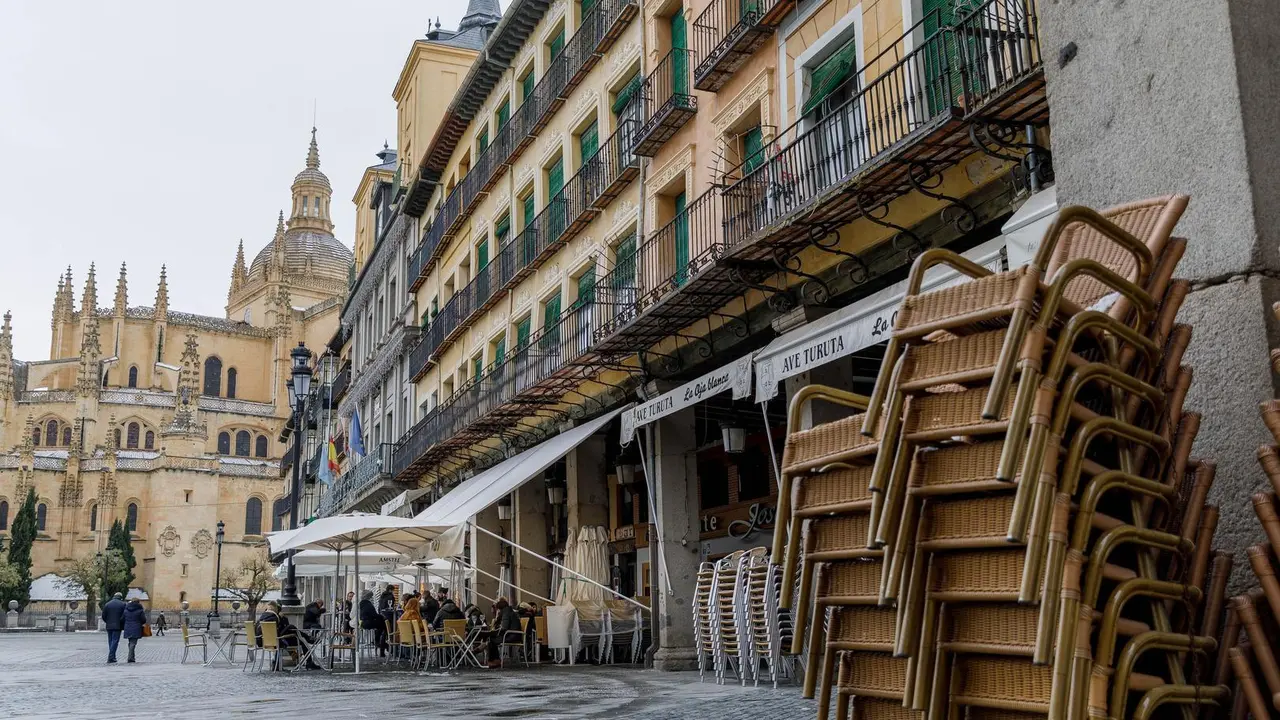Archivo - La terraza de un bar en Segovia, Castilla y Le&oacute;n (Espa&ntilde;a), a 10 de enero de 2021. 