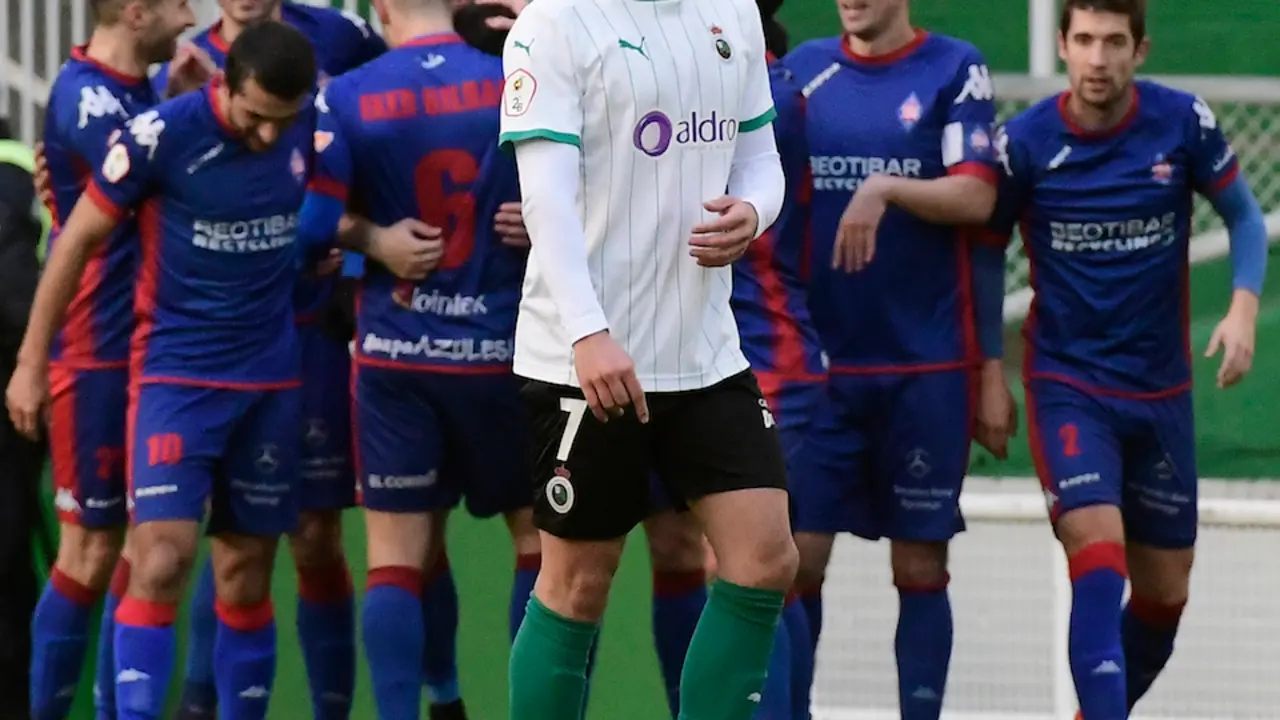 &Aacute;lvaro Bustos durante el encuentro ante el Amorebieta en El Sardinero. / HARDY