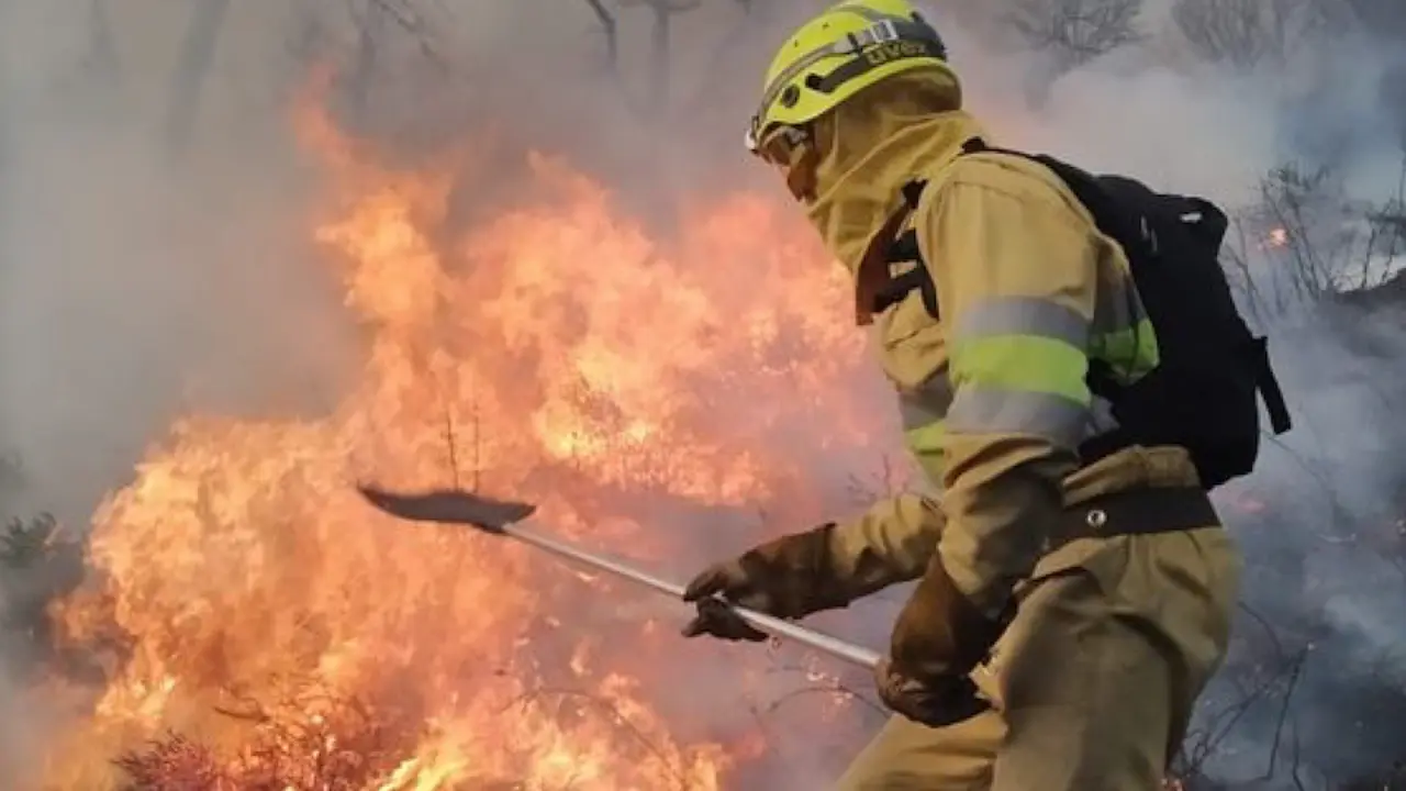 Un bombero intenta sofocar el incendio./ ALERTA