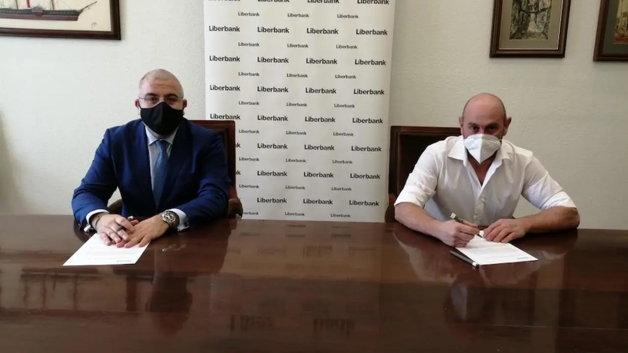 El presidente de ASAJA Cantabria, Manuel Herrero, y el director territorial de Banca Comercial en Cantabria, Luis Manuel Taboada. / E. Press
