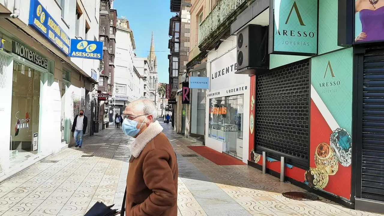 Un hombre cruza la calle Consolaci&oacute;n en Torrelavega. / Hardy