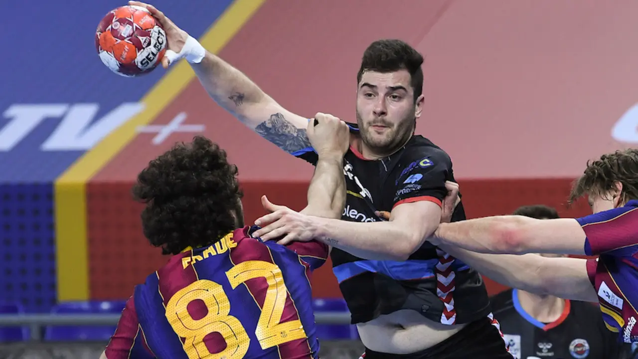 Un jugador del conjunto c&aacute;ntabro intenta superar a un defensa rival. / Pau Campa&ntilde;a