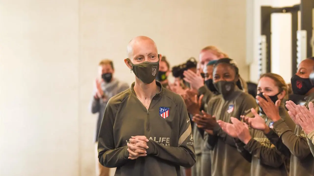 Virginia Torrecilla recibe la ovaci&oacute;n de sus compa&ntilde;eras a su llegada al gimnasio del Centro Deportivo Wanda de Alcal&aacute; de Henares. / Atl&eacute;tico de Madrid