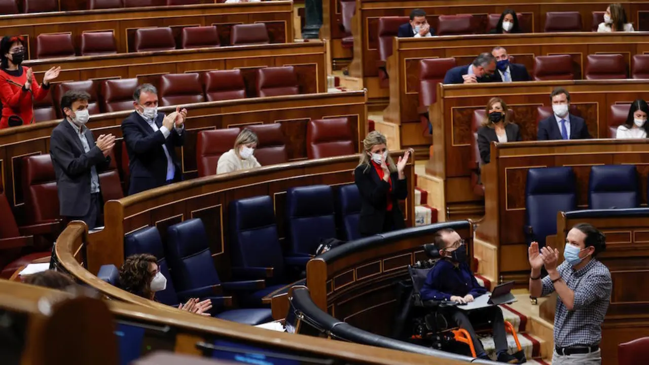 El vicepresidente segundo, Pablo Iglesias (d), recibe los aplausos del Gobierno y de la bancada socialista tras su discurso de despedida. /Chema Moya