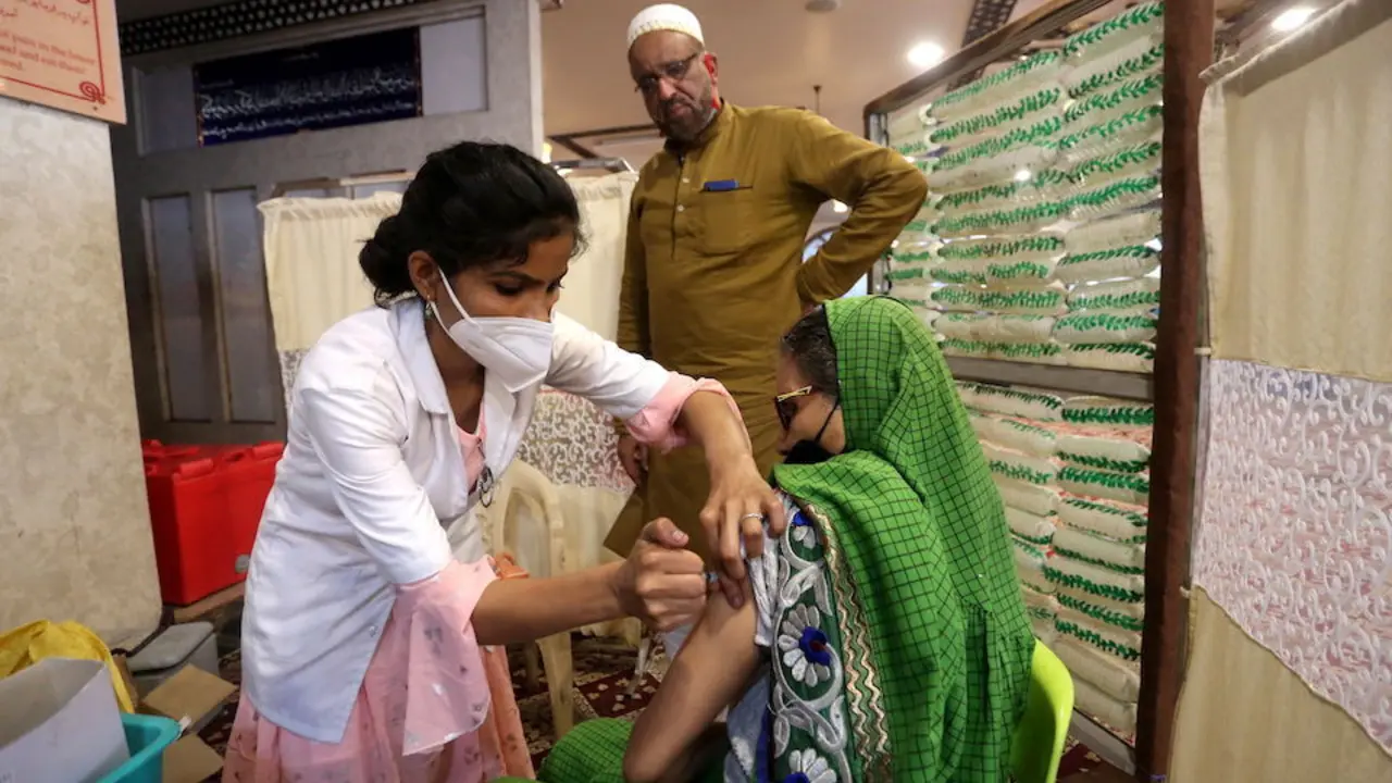 Una sanitaria aplica una vacuna en la India. / Sanjeev Gupta