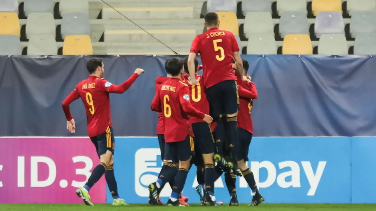 Los jugadores nacional celebran uno de los goles. / Efe