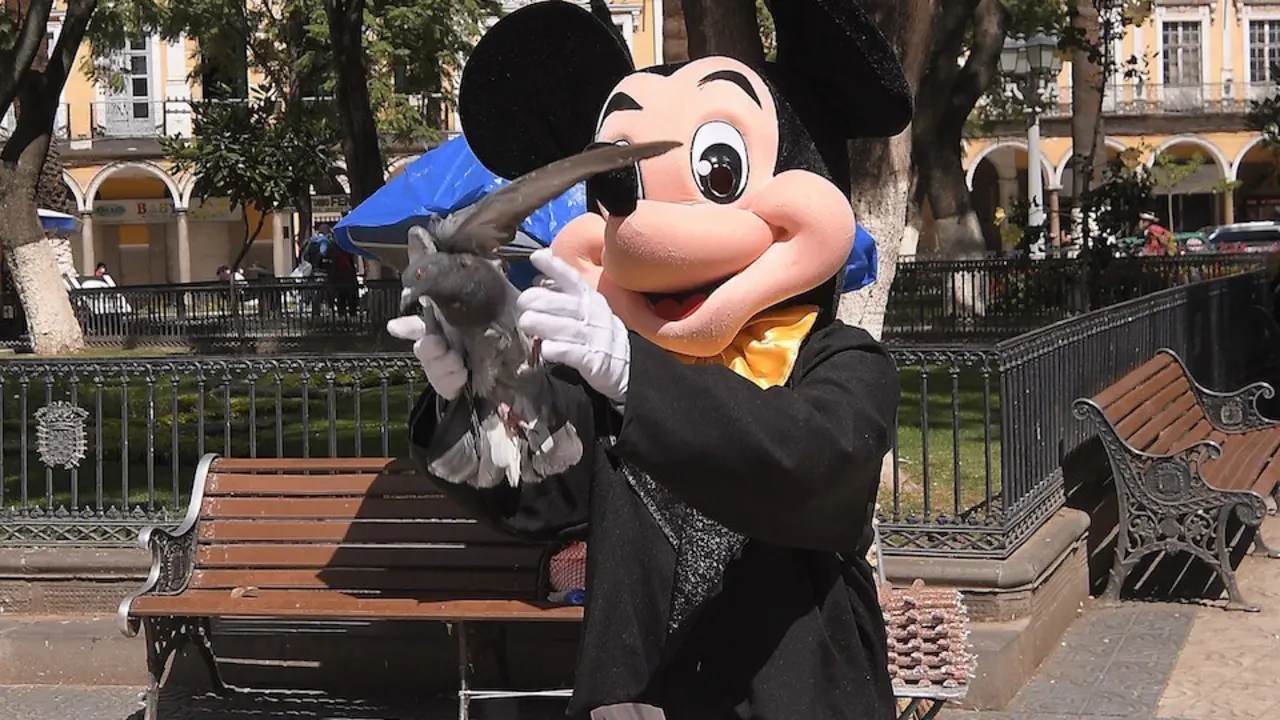 El joven Armando de 19 a&ntilde;os se disfraza de Mickey Mouse para ganarse la vida. / Jorge Abrego