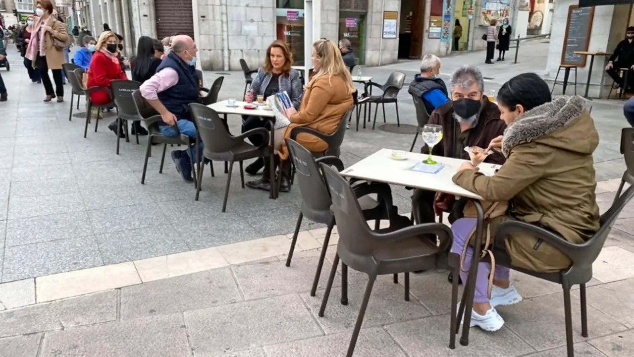 Varias personas sentadas en una terraza ampliada en el centro de Santander. / HARDY