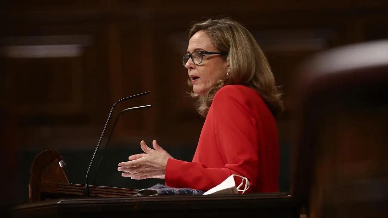 La vicepresidenta tercera y ministra de Asuntos Econ&oacute;micos y Transformaci&oacute;n Digital, Nadia Calvi&ntilde;o, interviene durante una sesi&oacute;n plenaria celebrada en el Congreso 
