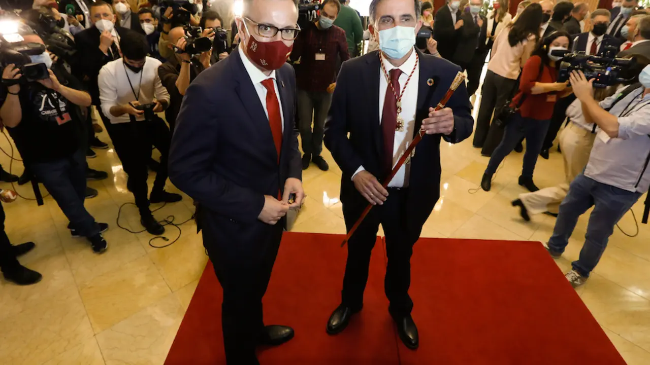 El nuevo alcalde de Murcia, Jos&eacute; Antonio Serrano (d), junto al anterior regidor, Jos&eacute; Ballesta (i), tras ser nombrado alcalde, en Murcia, Regi&oacute;n de Murcia (Espa&ntilde;a), a 25 de marzo de 2021. Serrano ha sido nombrado en el cargo tras triunfar, con 15 votos a favor y 14 en contra, la moci&oacute;n de censura presentada por Ciudadanos y PSOE en el Ayuntamiento de Murcia. De esta forma, los socialistas se hacen con una alcald&iacute;a que llevaba en manos del PP desde 1995 y que ahora gobernar&aacute;n en coalici&oacute;n con Ciudadanos.
