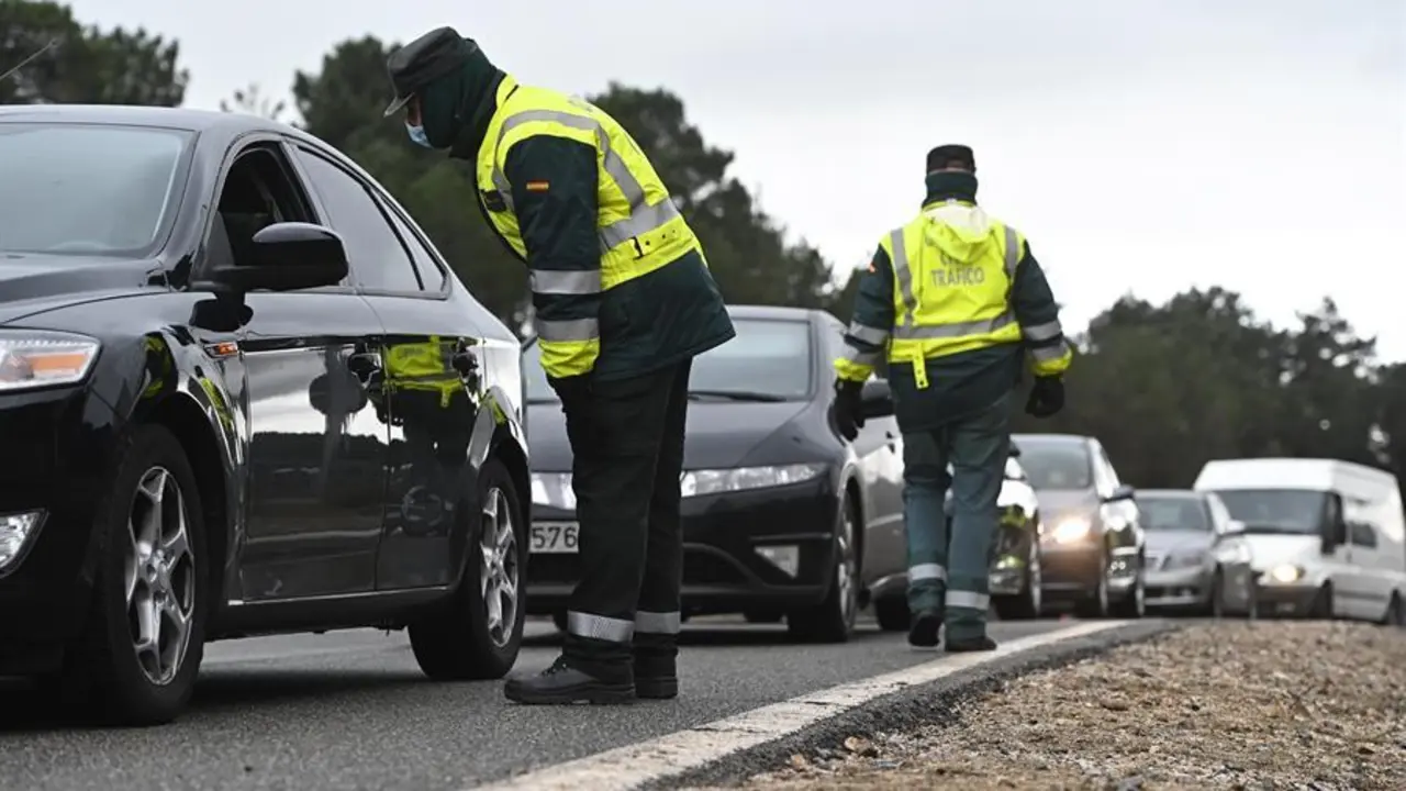 Varios guardias civiles de tr&aacute;fico montan un control de carretera en la AP-6, este viernes, a la altura de la localidad madrile&ntilde;a de Guadarrama. EFE/Fernando Villar