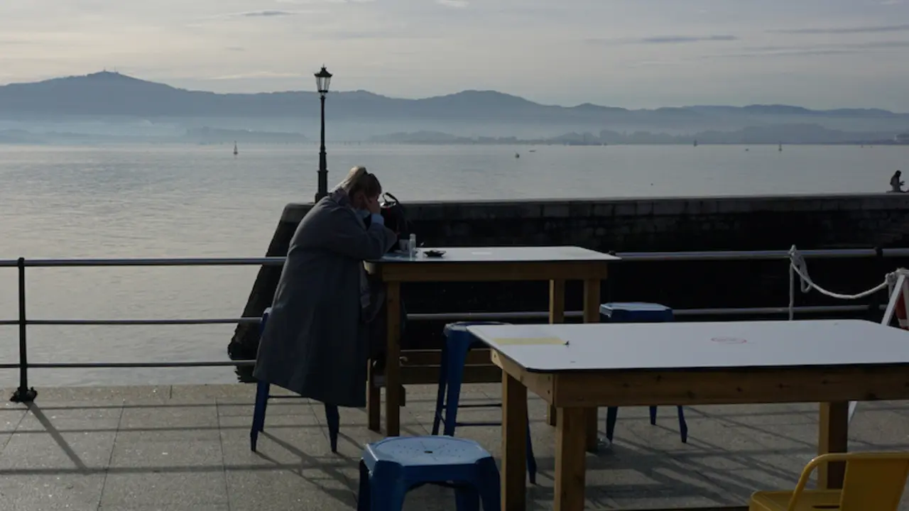 Una persona sentada en una terraza prácticamente en Santander. / Hardy