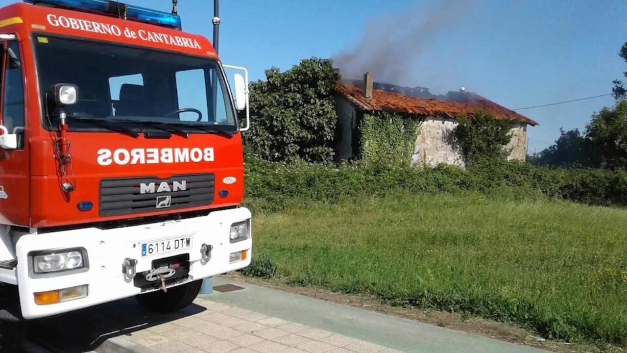 Cami&oacute;n de bomberos en un incendio en Ambrosero. / E. Press