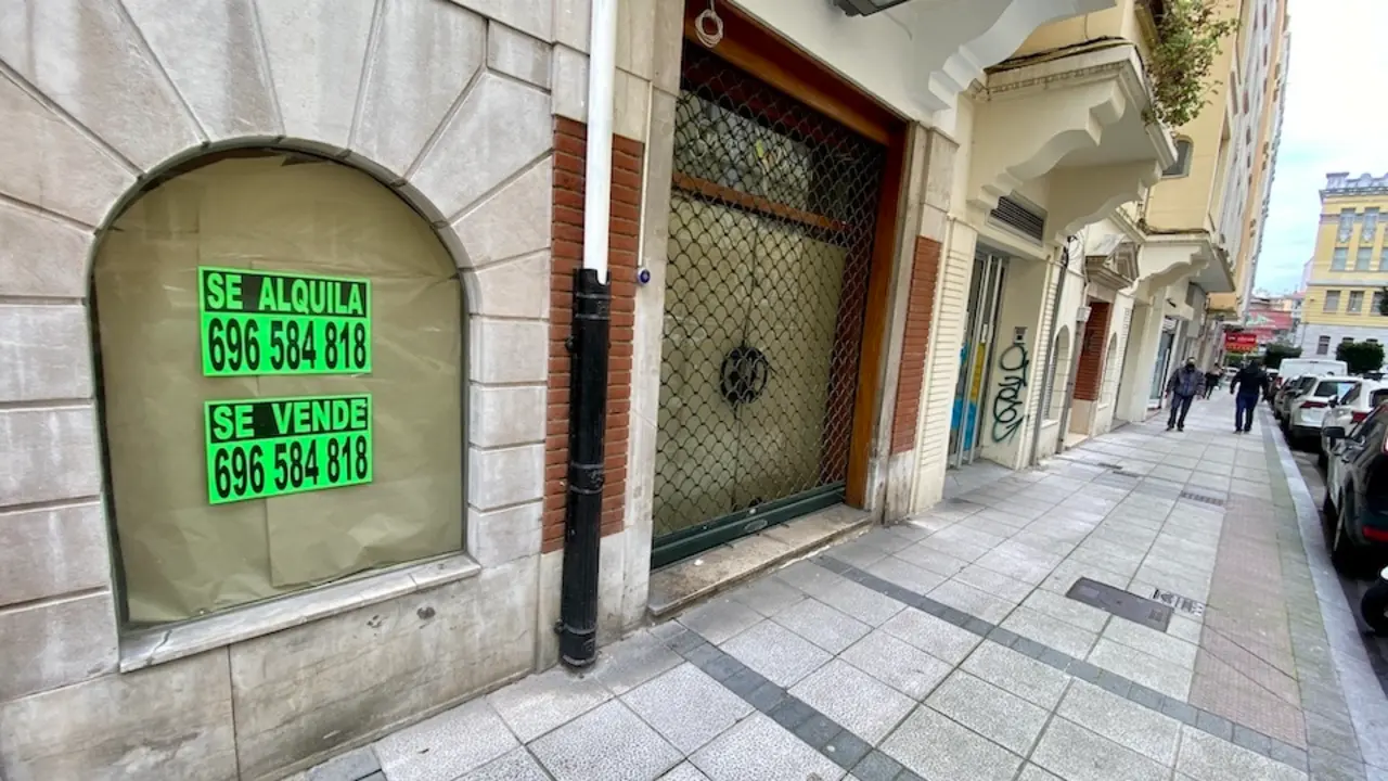 Un local comercial con los dos carteles de se vende o se alquila en el centro de Santander. / HARDY