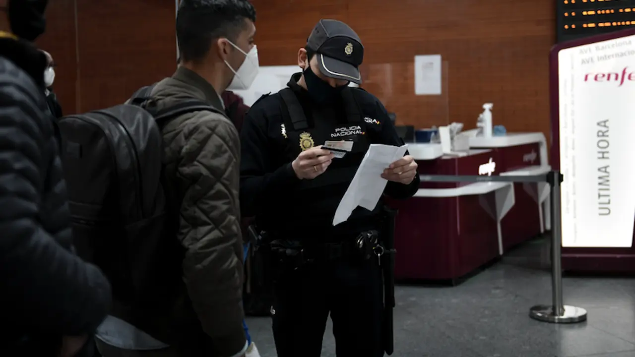 Un agente de Polic&iacute;a Nacional pide documentaci&oacute;n a un pasajero en la estaci&oacute;n de Atocha, en Madrid (Espa&ntilde;a), a 18 de marzo de 2021. / &Oacute;scar Ca&ntilde;as / Europa Press