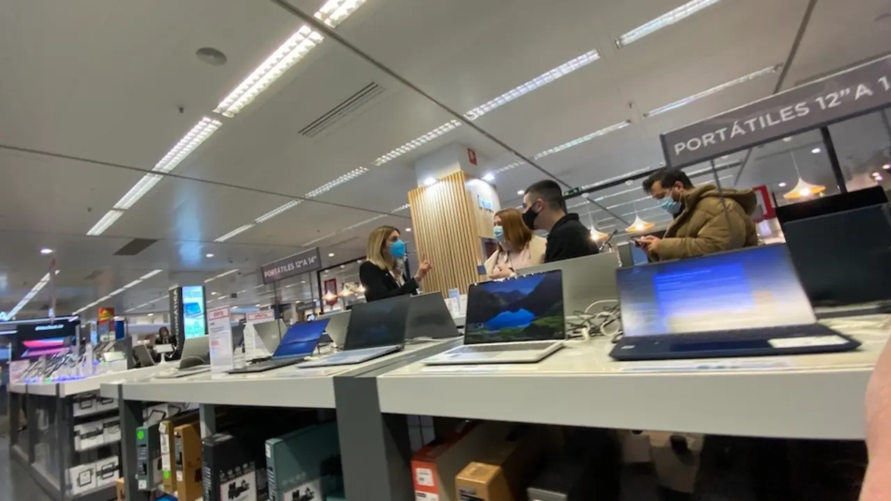 Dos personas son atendidas por una trabajadora en el Centro Comercial, El Corte Ingl&eacute;s. / HARDY