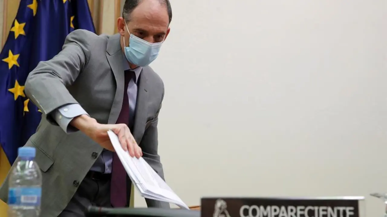 El inspector jefe de la Polic&iacute;a Nacional y responsable de la investigaci&oacute;n sobre la trama de corrupci&oacute;n G&uuml;rtel en el PP, Manuel Morocho, comparece en la comisi&oacute;n del Congreso de los Diputados que investiga la operaci&oacute;n de espionaje Kitchen, este jueves en Madrid. EFE/ Juan Carlos Hidalgo POOL