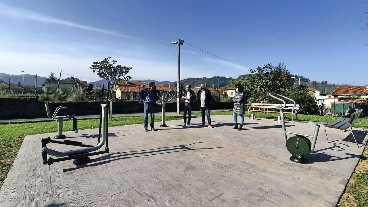 Autoridades y vecinos en la estaci&oacute;n de aparatos de ejercicio biosaludable. / alerta