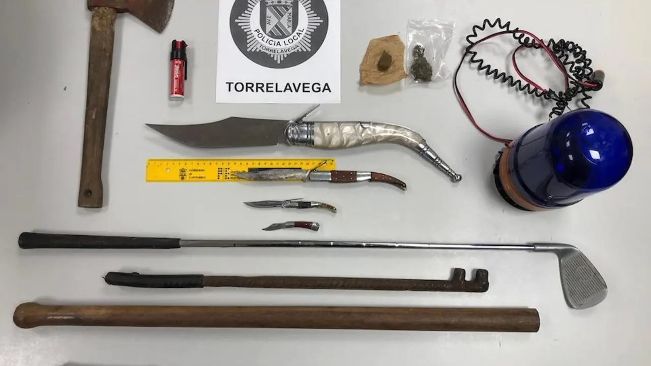 Armas y material intervenido al detenido por la polic&iacute;a local de Torrelavega. / PL