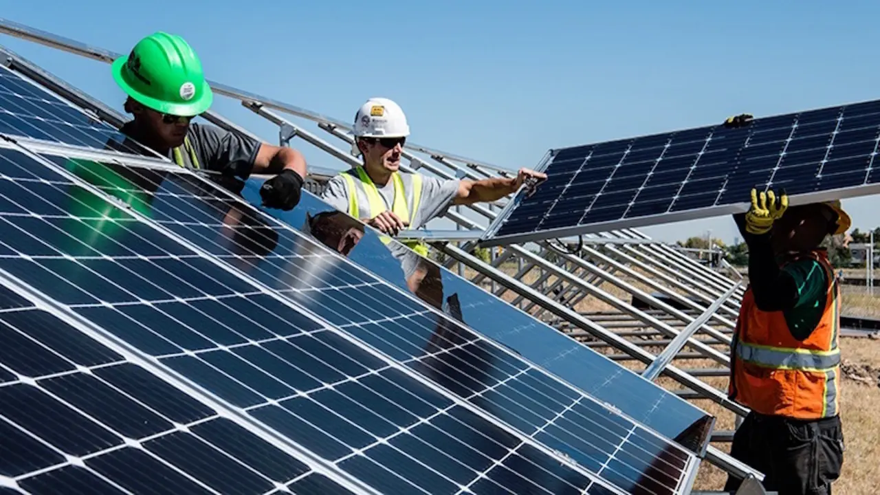 Instalaci&oacute;n de paneles solares. / E. Press