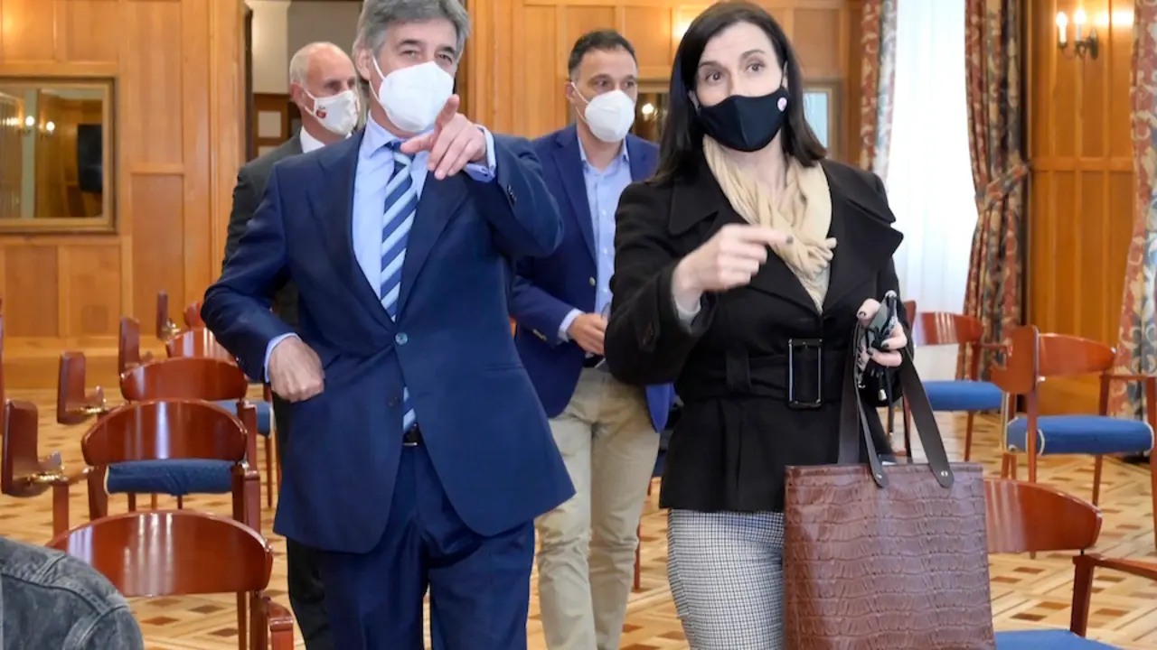 La alcaldesa de Santander, Gema Igual junto al doctor &Aacute;ngel Ruiz-Cotorro. / E. Press