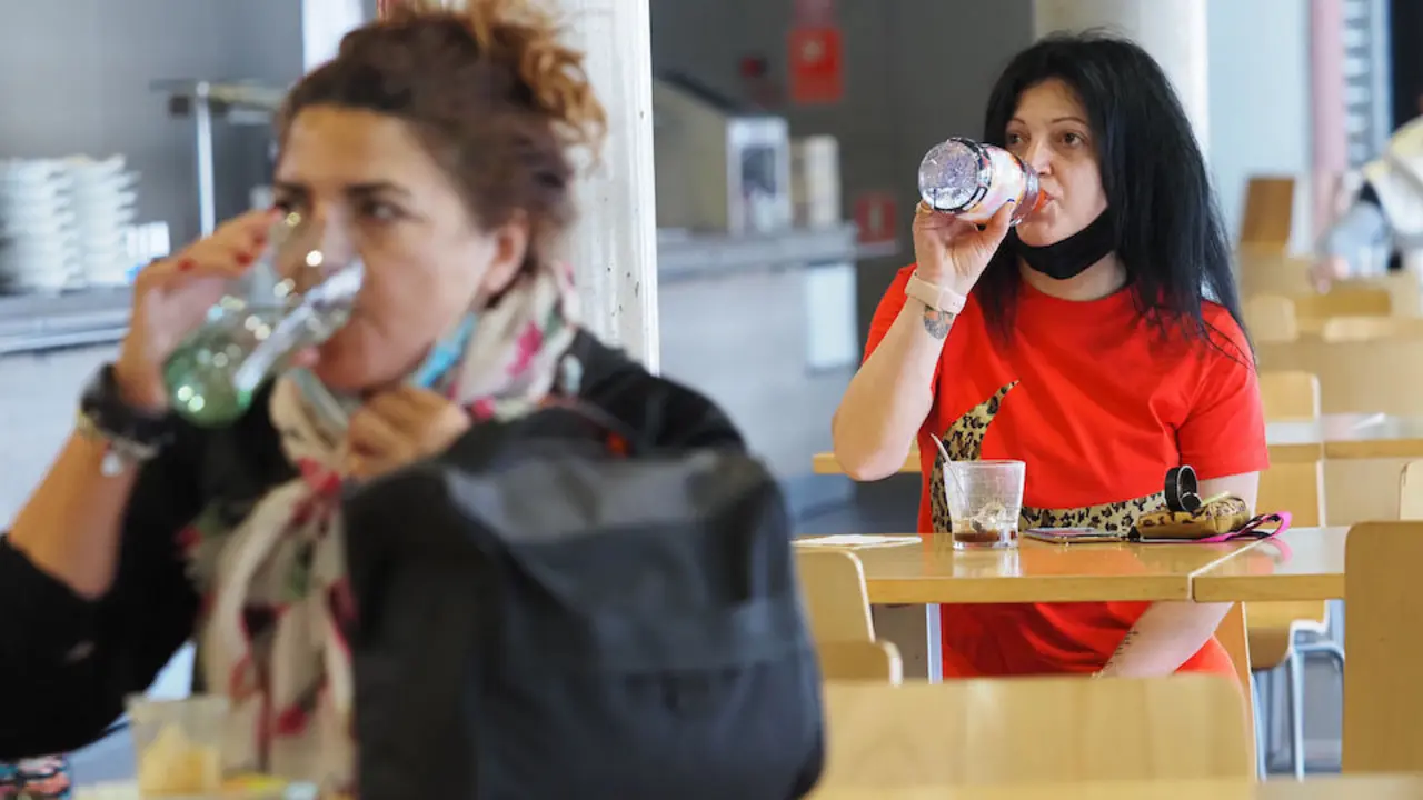 Dos mujeres beben en el interior de un establecimiento de Valladolid. / Claudia Alba