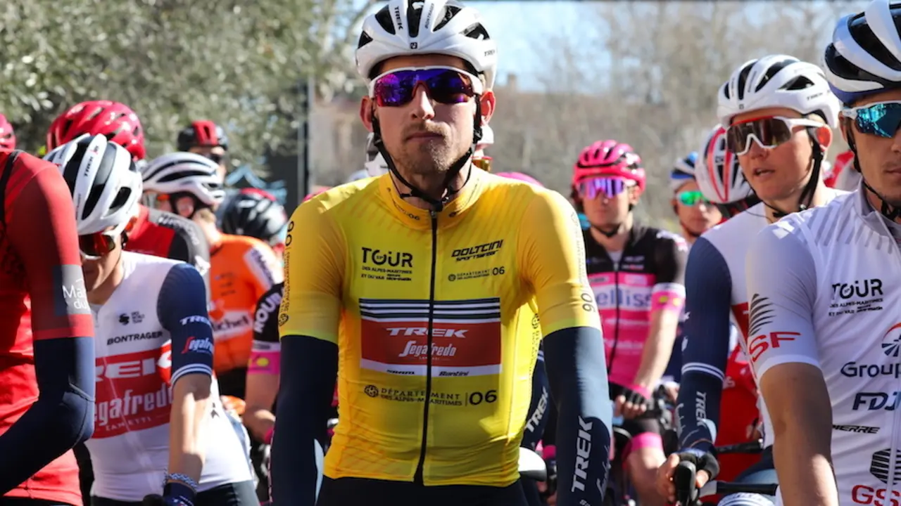 Bauke Mollema vistiendo el jersey de l&iacute;der de la general. / E. Press