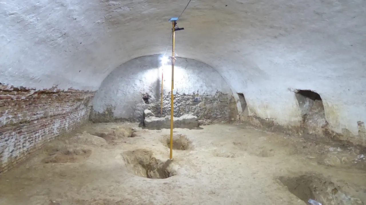 Descubren y recuperan una cripta oculta en la Iglesia de la Encarnaci&oacute;n de Casares. / E. Press
