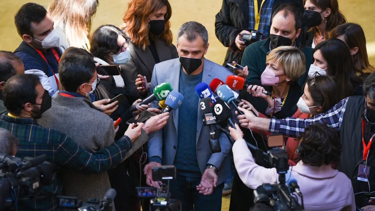Toni Cant&oacute; rodeado de medios de comunicaci&oacute;n tras conocerse su llegada al PP. / Jorge Gil