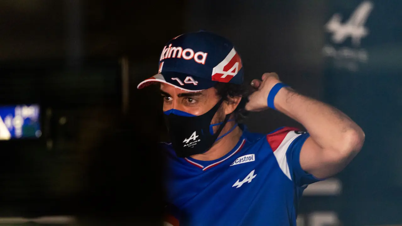 Fernando Alonso con sus nuevos colores. / Europa Press