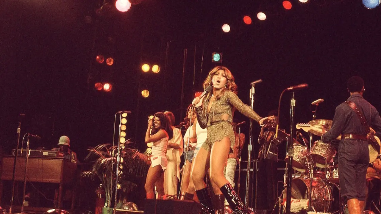 Fotograf&iacute;a de enero de 1976 donde aparece Tina Turner y The Ikettes durante una de sus actuaciones. / HBO