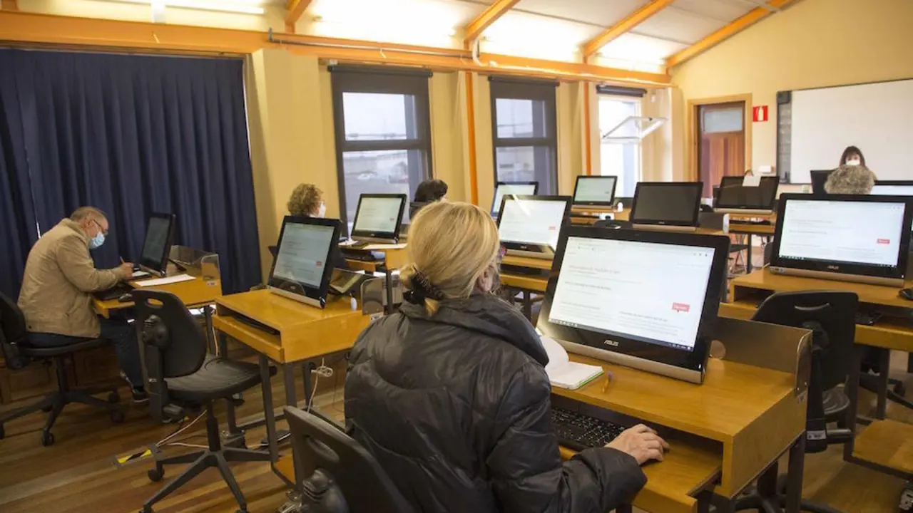 Curso sobre el uso de tel&eacute;fonos m&oacute;viles y tablets del Centro Municipal de Formaci&oacute;n. / E. Press