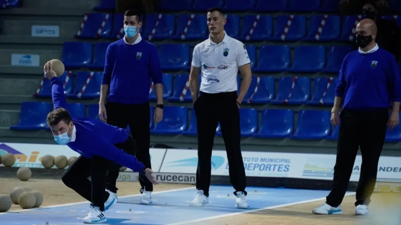 Rub&eacute;n Haya se dispone a lanzar la bola ante la mirada de sus compa&ntilde;eros. / Hardy