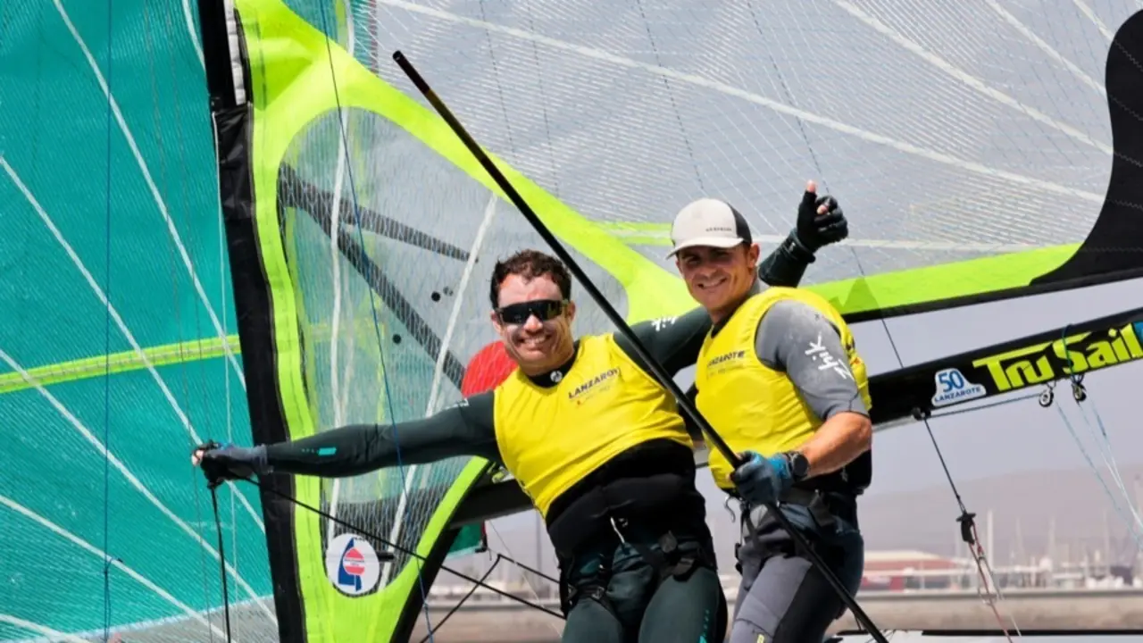 Iago L&oacute;pez-Marra y Diego Bot&iacute;n, celebrando el triunfo en aguas canarias. / Sailing Energy