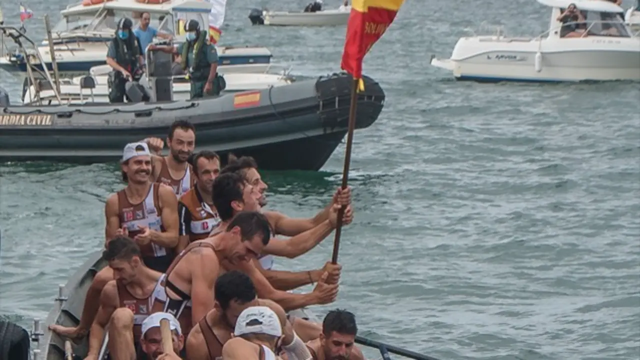 Los remeros de Zierbena, festejando el Campeonato de Espa&ntilde;a que ganaron el pasado a&ntilde;o en Pedre&ntilde;a. / ALERTA
