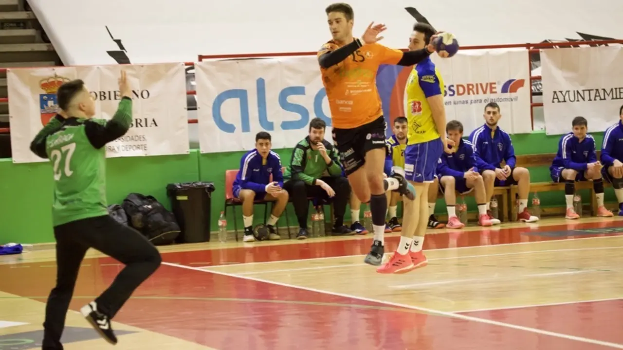 Facundo Cangiani se leva para lanzar. / Sa&uacute;l Ceballos