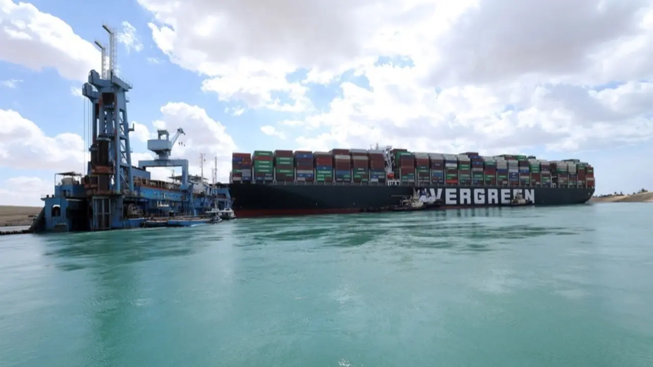 El Ever Given encallado en el Canal de Suez. / efe