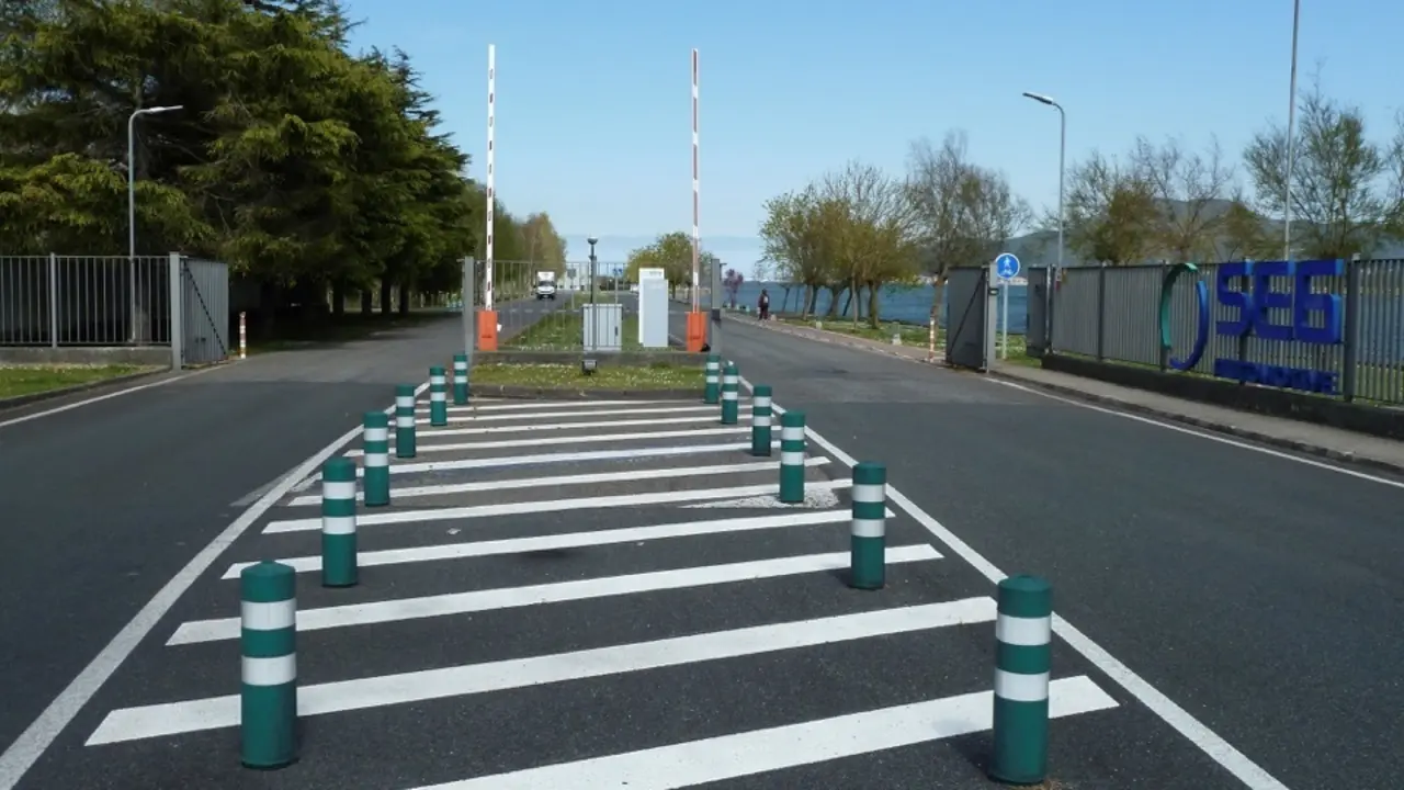 Los trabajadores de la planta de SEG Automotive en Treto han respaldado de forma "mayoritaria" la convocatoria de huelga indefinida, a partir del lunes 5 de abril, presentada este jueves en asamblea por el comit&eacute; de empresa tras fracasar las negociaciones sobre el plan de reestructuraci&oacute;n presentado por la direcci&oacute;n.-EFE/Miguel Ramos