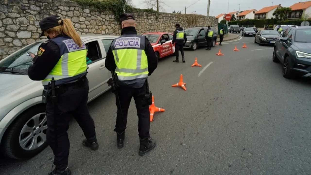 Agentes de la Polic&iacute;a Nacional realizando este viernes, un control en la capital c&aacute;ntabra por el estado de alarma. / hardy