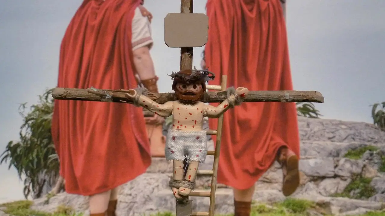 La suspensi&oacute;n de las procesiones de Semana Santa por la pandemia ha empujado a un devoto jubilado a adaptarse a las vicisitudes y recrear con mu&ntilde;ecos de playmobil la Pasi&oacute;n Viviente de Castro Urdiales (Cantabria), una representaci&oacute;n con la que lleva vinculado desde sus inicios. EFE/ Miguel Ramos