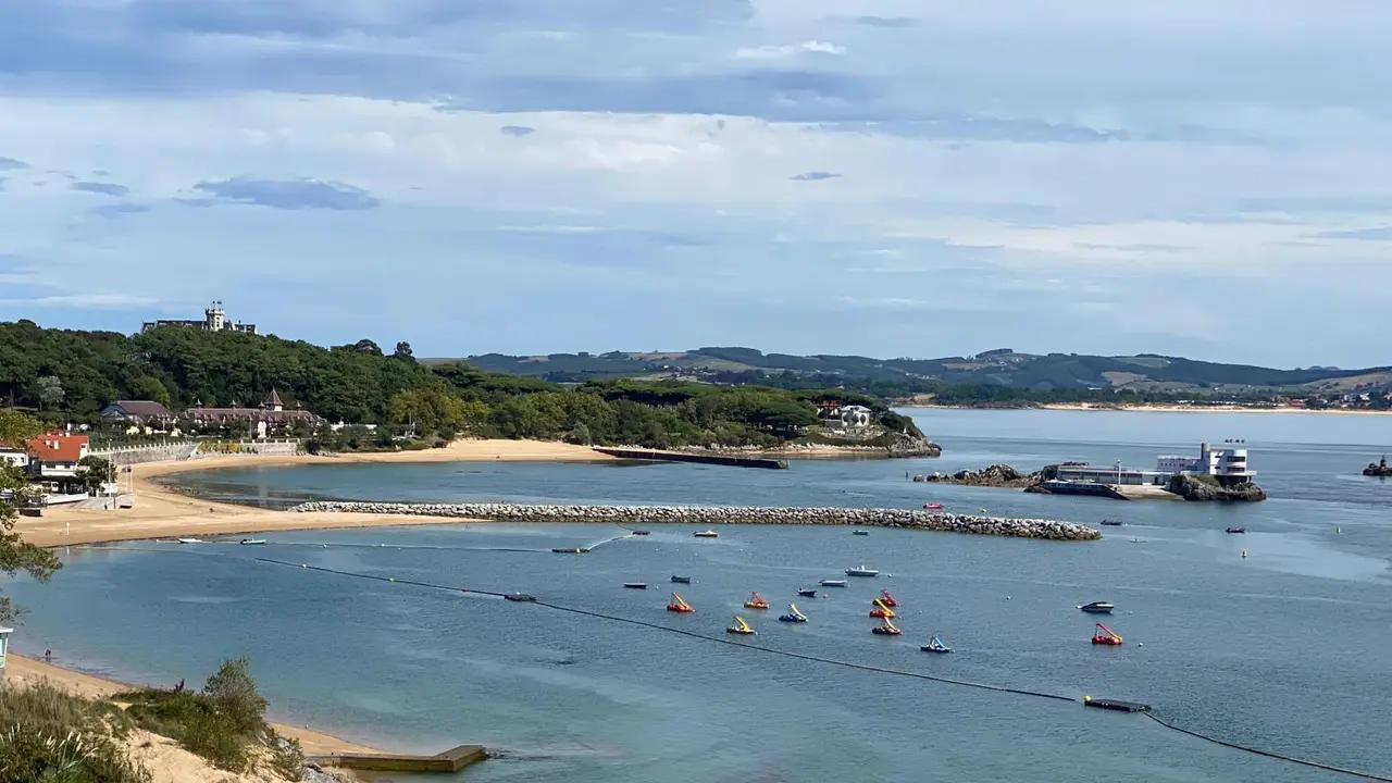 Vista de los espigones para estabilizar las playas de La Magdalena y Los Peligros. / HARDY
