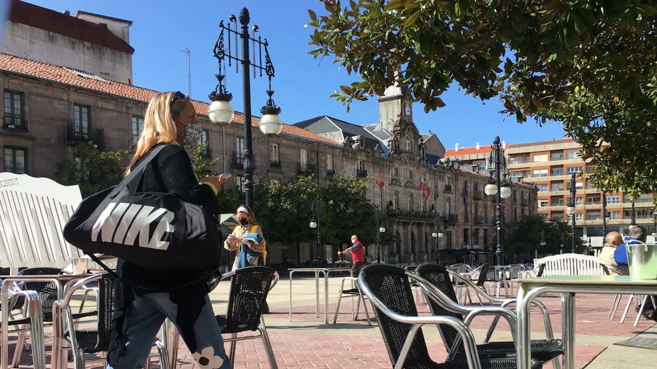 Una mujer pasa por delante de la cafeter&iacute;a Murano en Torrelavega. / S. D&iacute;az