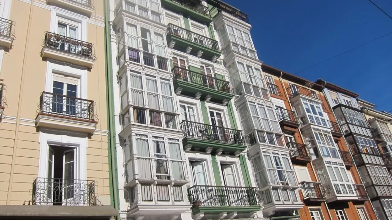 Viviendas y pisos en una c&eacute;ntrica calle de la capital c&aacute;ntabra. / ALERTA
