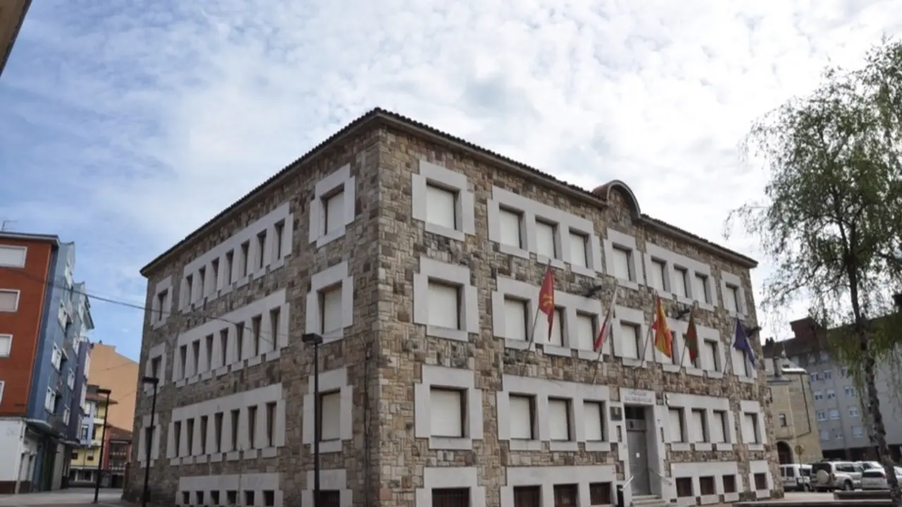 Sede provisional de las oficinas del Ayuntamiento de Torrelavega. / S. D&iacute;az