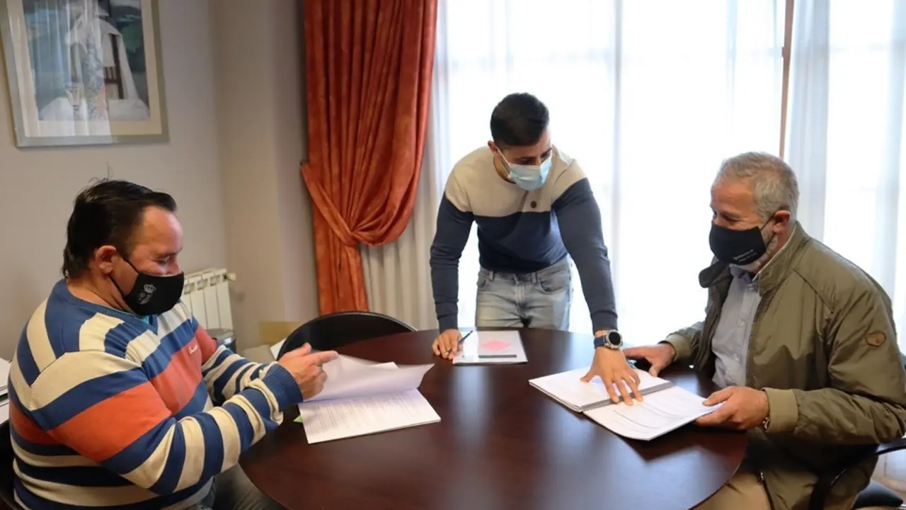 El alcalde durante una reuni&oacute;n sobre las alegaciones. / ALERTA