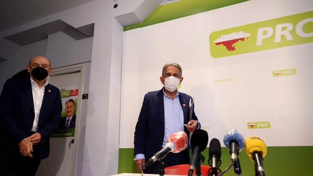 El presidente de Cantabria, Miguel &Aacute;ngel Revilla (d) acompa&ntilde;ado por el diputado nacional del PRC, Jos&eacute; Mar&iacute;a Maz&oacute;n (i) durante la rueda de prensa de este s&aacute;bado en Santander. EFE/Pedro Puente Hoyos