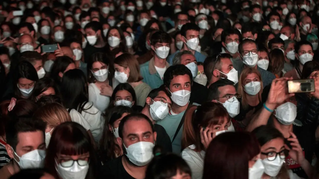 Un momento del concierto que ha ofrecido hoy s&aacute;bado el grupo Love of Lesbian en el palau Sant Jordi de Barcelona, el primer directo masivo en pandemia. / Alejandro Garc&iacute;a