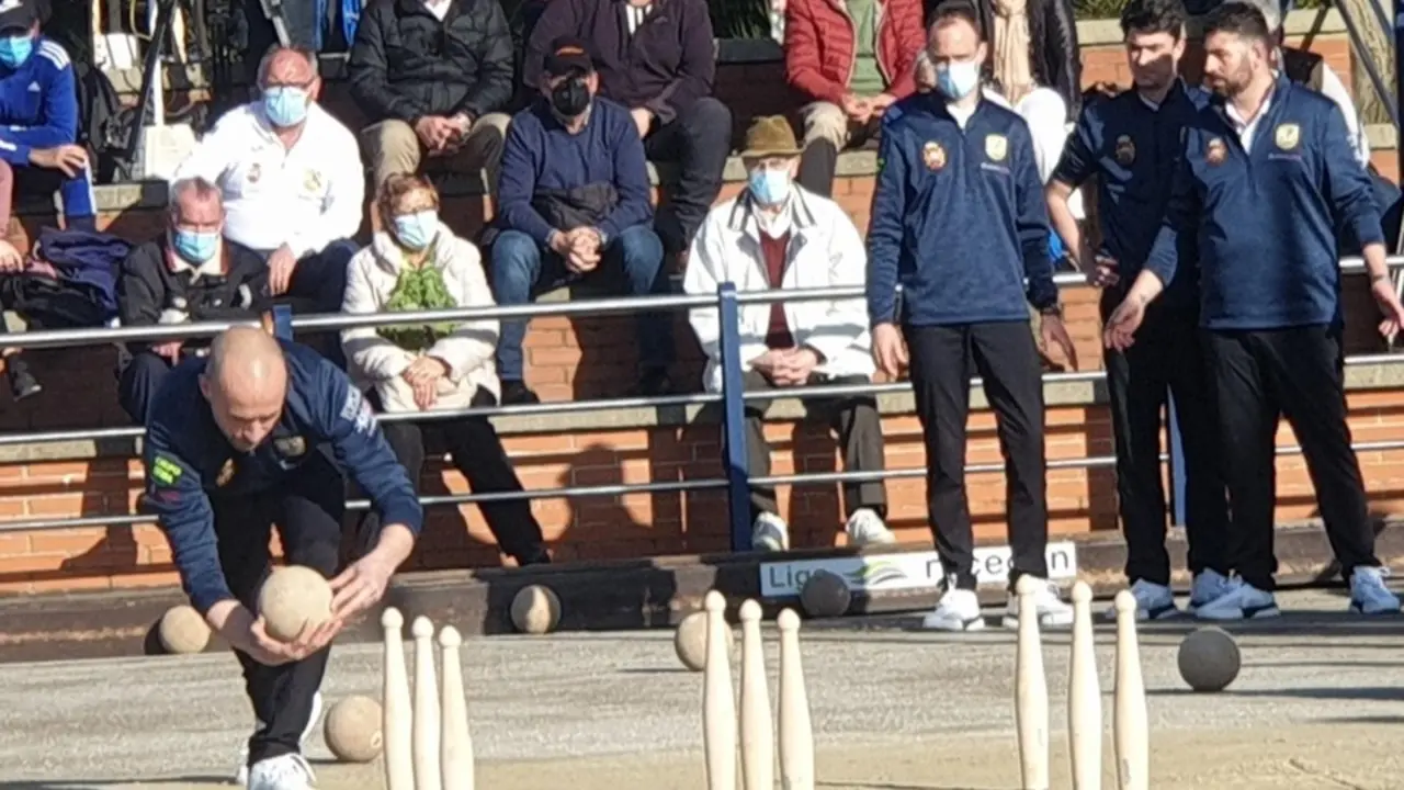 Mario R&iacute;os se dispone a birlar ante la mirada de sus compa&ntilde;eros Federico D&iacute;az, Luis Vallines e Isaac Navarro. / Dar&iacute;o