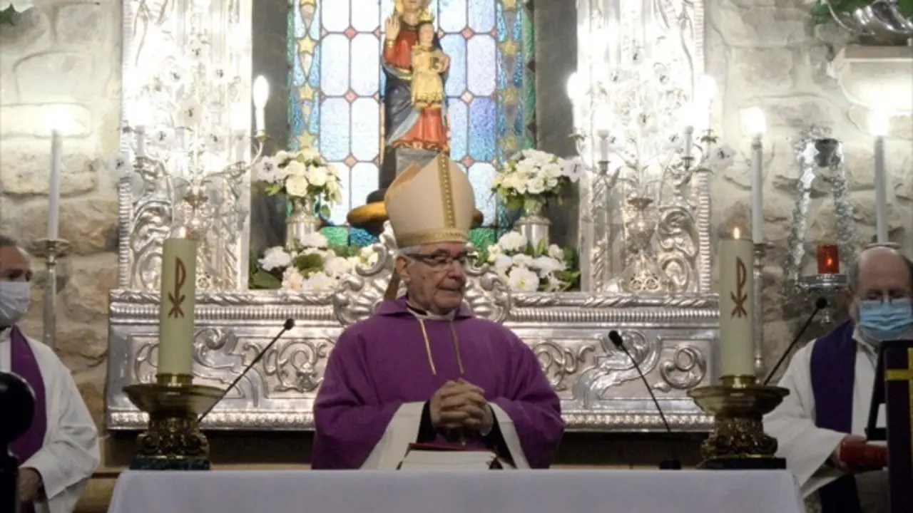 El obispo, Manuel S&aacute;nchez Monge, en el Santuario de Valvanuz. / Castillo